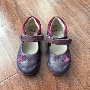 Toddler Clark’s 8.5 H dark berry or grape colors. Very clean.